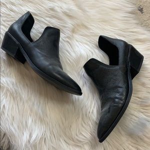 CHINESE LAUNDRY BLACK LEATHER BOOTIES